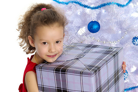 在圣诞树上送礼物的小女孩 漂亮的 快乐 头发 惊喜图片