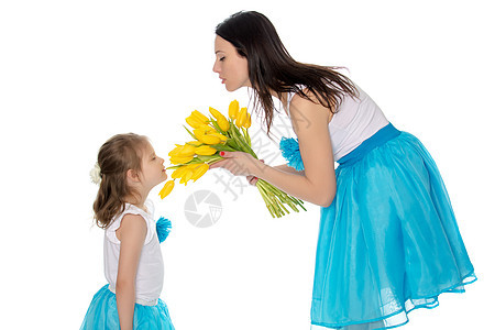 母亲和女儿享受鲜花的香味 花束 花朵 爱 幸福图片