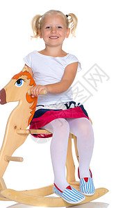 女孩在木马上摇摆 摆动 闲暇 运动 可爱的 坐着图片