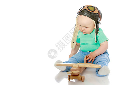 小男孩用木制飞机 幻想 乐趣 冒险 孩子 想像力图片