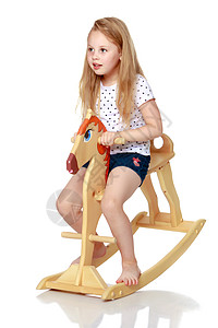 女孩在木马上摇摆 童年 椅子 时尚 3-5年 6-7岁图片