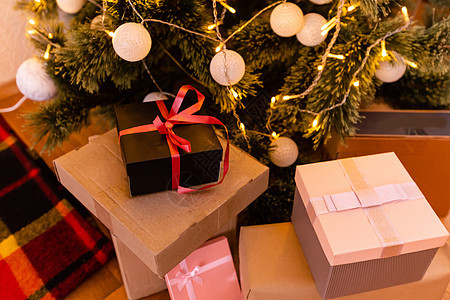 圣诞客厅 有圣诞树 礼物 美丽的新年装饰的家内室内 装饰风格 球图片
