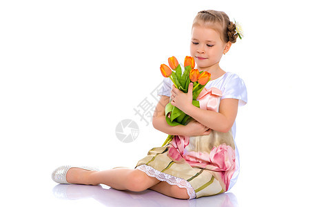 带花束的小女孩坐在地板上 笑声 快乐 幼儿园图片