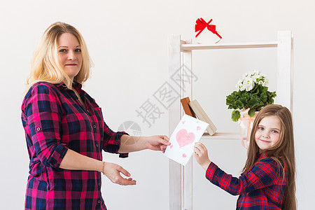 母亲节和家庭假期-母亲读女儿的贺卡 情感 庆典图片