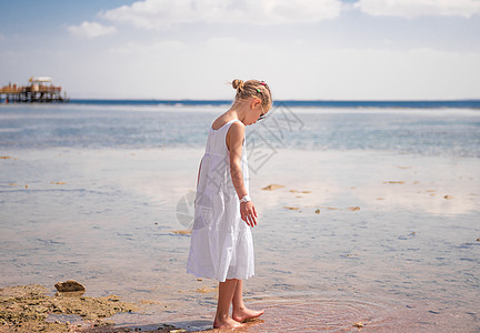 女孩在水边玩儿 太阳 海滩 童年 头发 姐姐 异国情调图片