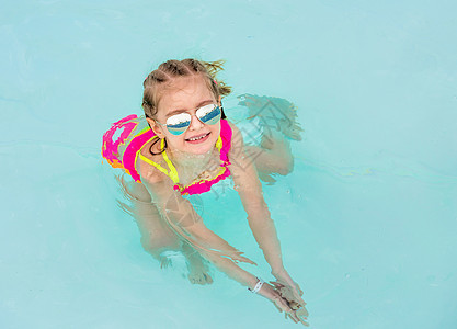 游泳池中的孩子 女孩 团体 快乐的 蓝色的 休息 笑图片