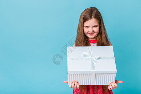 培训机构假期 礼物 圣诞节 童年和生日概念 — 蓝色背景中带礼盒的微笑小女孩 女性 盒子背景