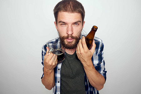 醉酒男子酗酒问题 情绪抑郁症 生活方式 薄的图片