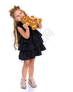一个甜美的小女孩正在吃姜饼图片