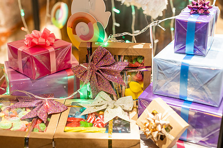 晚上 橱窗里有带丝带和蝴蝶结的时尚圣诞礼品盒 圣诞节节日街道装饰 假日冬季购物和销售 圣诞节快乐 蓝色的 阳台图片