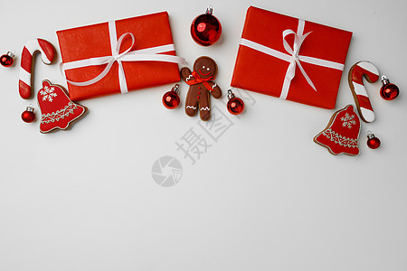 白色背景的红礼盒和圣诞面包包 假期 红色的 白色的背景图片