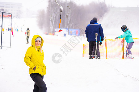旅游者在度假的滑雪胜地享受滑雪和滑雪 太阳图片