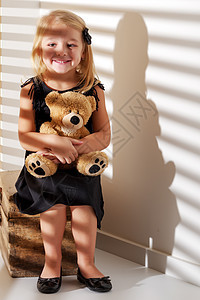 带着泰迪熊的小女孩 被胜利之光照亮 乐趣 甜的图片