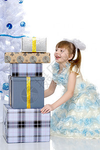 带礼物的小女孩 假期 女儿 家 圣诞节 快乐 新年 盒子图片