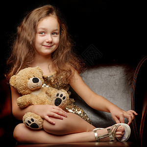 带着泰迪熊的小女孩 在黑色背景上 乐趣 快乐图片