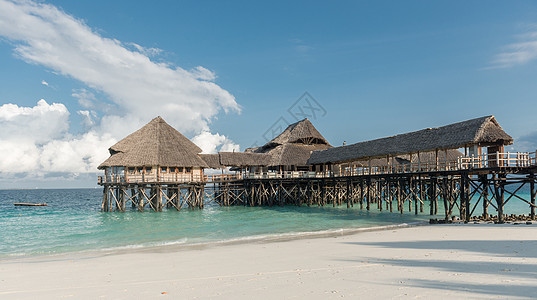 美丽的木头码头 有海中的刺破小屋 夏天 旅游图片