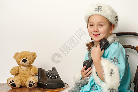 一个穿雪雪少女服装的小女孩 正在谈论旧Pho 童年 假期图片