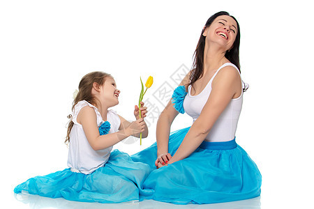 妈妈和女儿有朵郁金香花 微笑 礼物 天 家庭 妈妈们图片