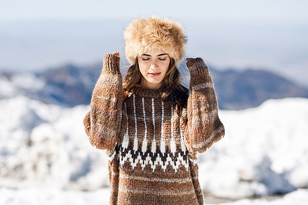 年轻女子在冬天享受雪山的寒冬 脸 追求图片