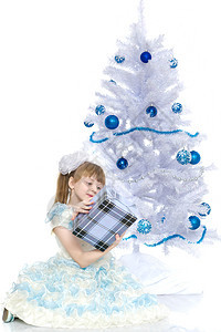 圣诞树上的那个女孩 假期 幸福 孩子 家庭 可爱的 庆典图片