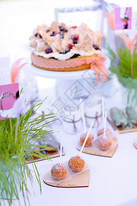 生日派对的美味蛋糕在桌上图片