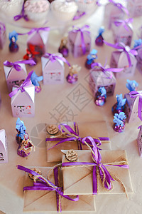 为生日派对 糖果和信封 剪紫罗兰装饰图片
