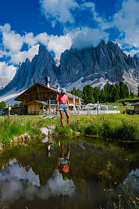 Geisler Alm 在意大利 Dolomites 的山区远足 自然公园 夏天 高山图片