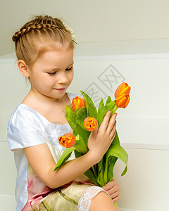 小女孩带着一束郁金香 快乐 花束 裙子 展示 春天图片