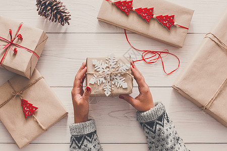 妇女用手把圣诞节假期礼物和工艺绳子包装在一起 绳索 缠绕图片