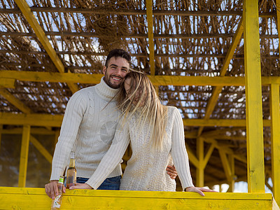 年轻情侣在海滩上一起喝啤酒 女士 夫妻 秋天图片