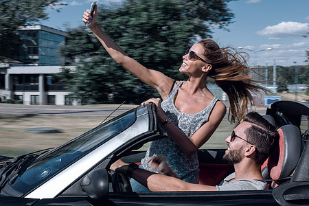 迷人的年轻夫妇在车里自拍图片
