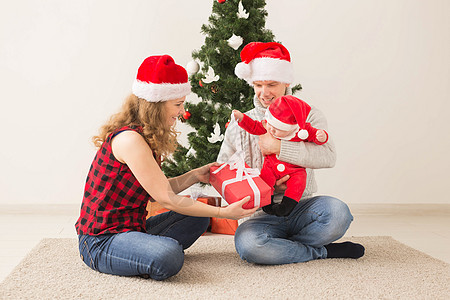 快乐的一对夫妇与婴儿 一起庆祝圣诞节在家里 父亲 冬天图片
