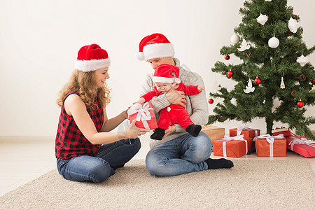 快乐的一对夫妇与婴儿 一起庆祝圣诞节在家里 家庭 房间图片