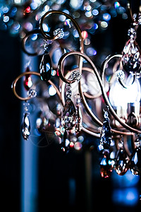 水晶玻璃吊灯作为家居装饰 室内设计和豪华家具细节 假日请柬卡背景情况 魅力 贵宾图片