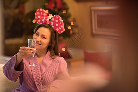妇女在温泉疗养所喝香槟 微笑 浴衣 娱乐 毛巾 桑拿图片