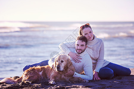有狗在海滩上享受时间的情侣 快乐的 夫妻 美丽 微笑图片