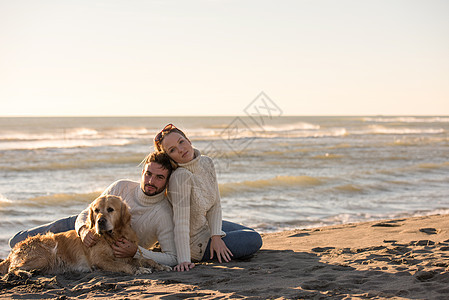 有狗在海滩上享受时间的情侣 家庭 美丽 爱 夫妻图片