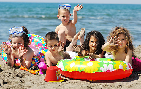 儿童群体玩乐和玩海滩玩具 喜悦 浪漫的 微笑 快乐的图片