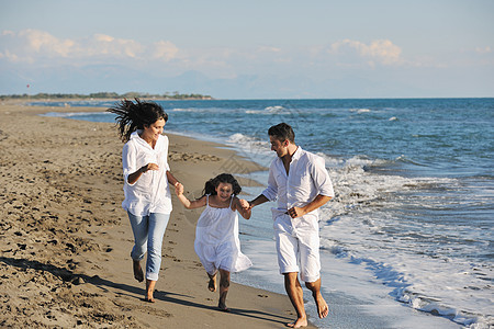快乐的年轻家庭在海滩上玩得开心 父亲 户外 假期图片