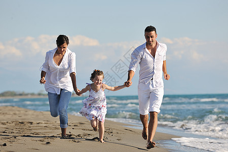 快乐的年轻家庭在海滩上玩得开心 乐趣 户外 蓝色的图片