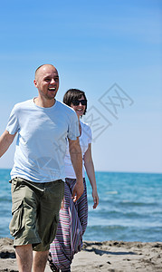 快乐的年轻情侣在海滩上玩得开心 成人 爱 自然图片