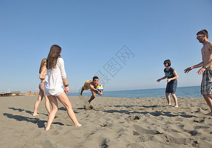 青年群体玩乐和玩沙滩排球 天空 娱乐 周末 球赛图片
