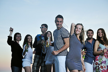 一群年轻人在沙滩上享受夏日晚会 乐趣 迪斯科 晚上图片