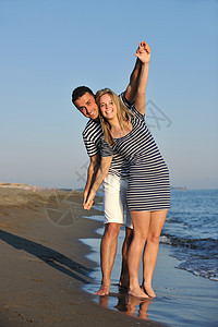 快乐的年轻夫妻在海滩上浪漫时光 女孩 海洋 恋人图片