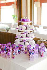 紫罗兰的装饰和甜美可爱蛋糕 为派对图片