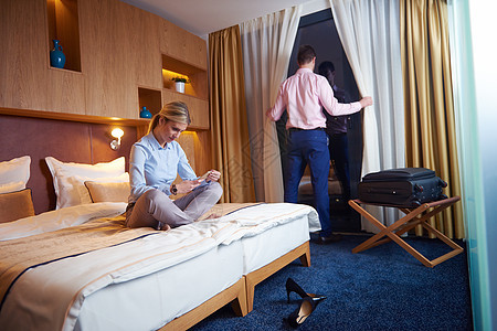 现代旅馆房间的年轻夫妇 微笑 蜜月 闲暇 奢华 快乐的图片