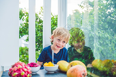 小可爱男孩在阳台上吃芒果 婴儿 快乐 乐趣 幸福图片