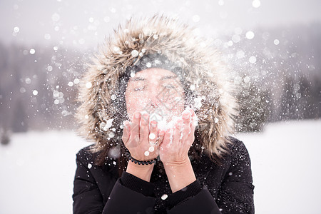 年轻女子在雪天吹雪 幸福 时尚 森林 女孩 成人图片