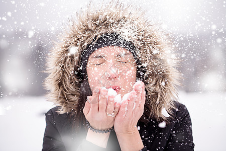 年轻女子在雪天吹雪 季节 薄片 快乐的 霜 假期图片