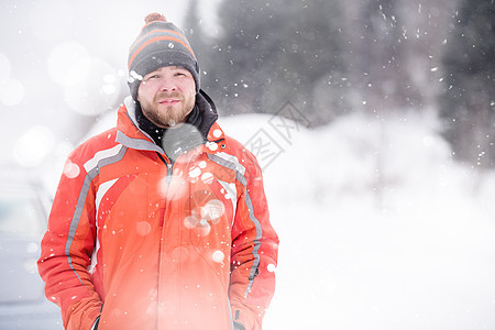 在寒冬的雪天 年轻男子的肖像 假期 冰 森林图片